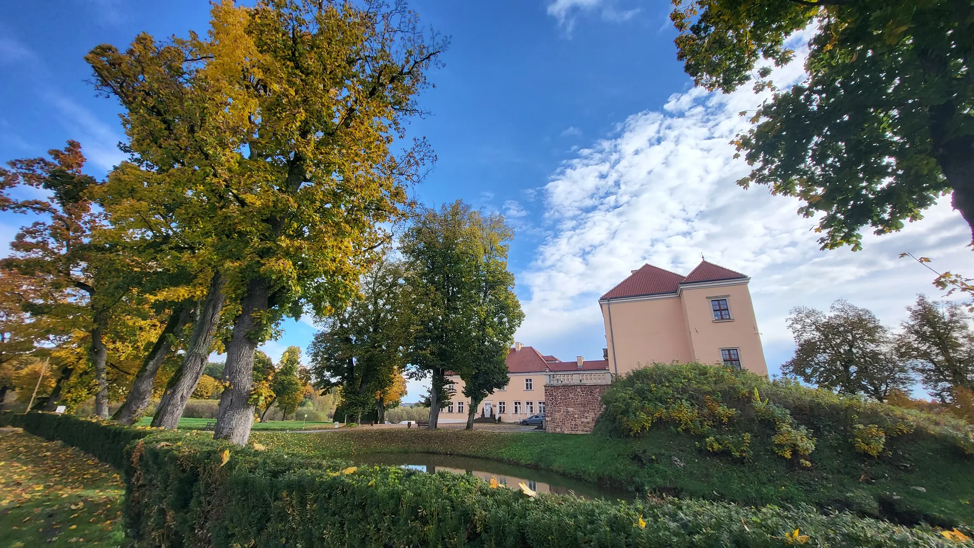 Dwór Starostów Chęcińskich – historia miejsca na styku władzy, wojny i dziedzictwa