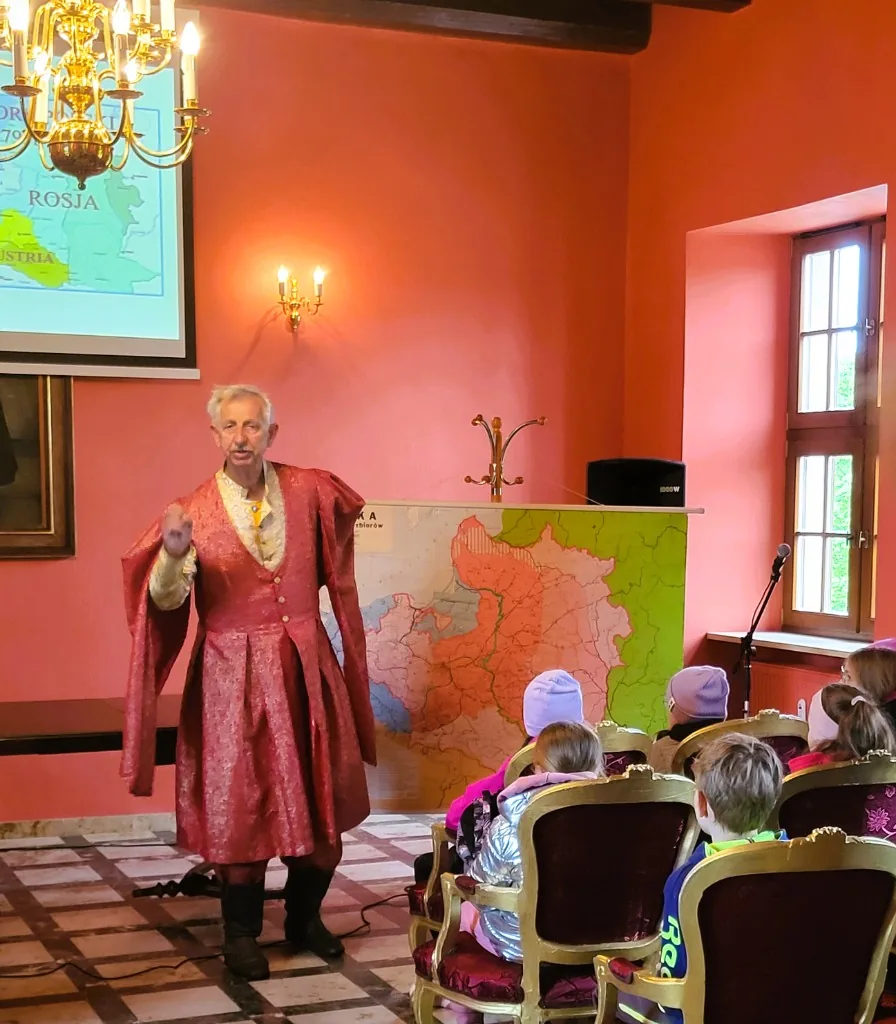 Prowadzący w stroju z epoki
